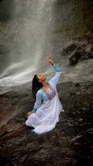 Haelyn Shastri Instagram - This Location = ISHQ 🥰🤍
.
.
.
.
#mountains #sahyadrimountains  #waterfallhike  #waterfalllovers  #filmy  #haelynshastri  #travelwithhaelyn  #monsoondiaries