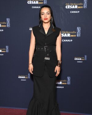 Hafsia Herzi Instagram - Merci @albane.cleret @louisvuitton @nicolasghesquiere @tiffanyandco @gettyimages #glamteam @carolelasnier @nabilharlow #albanecleretimageagency 🎬