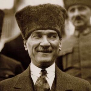 Hakan Dinçkol Instagram - Küçük hanımlar, küçük beyler ..
Sizler hepiniz , geleceğin bir gülü , yıldızı , bir bahtının aydınlığısınız . 
Memleketi asıl aydınlığa boğacak olan sizsiniz . Kendinizin ne kadar kıymetli önemli olduğunuzu düşünerek ona göre çalışınız. 
Mustafa Kemal Atatürk . 
23 Nisan Ulusal Egemenlik ve Çocuk Bayramı Kutlu Olsun. 🇹🇷