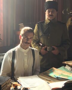 Hakan Dinçkol Instagram - Bu rüyanın içinde olup, Ulu Önder Mustafa Kemal Atatürk’ü oynayabilmek benim için büyük gurur. Kamera önünde ve arkasında harika işler çıkaran bütün ekibe sonsuz sevgiler teşekkürler.
#perapalastageceyarısı #netflix #netflixturkiye