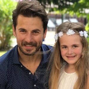 Hakan Dinçkol Instagram - Ne güzel seninle tekrar büyümek.
Ne güzel hayatımın her anını anlamlandırman.
Ne güzel kokunu duymak.
Ne güzel gözlerinde kaybolmak.
Ne güzel diye başlayan yüzlerce cümle kurabilmek ..
Nice güzel yaşların olsun. 
Ben bu dünyada en çok senin baban olmayı sevdim .
İyi ki . 🙏🏻🍀
