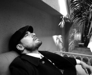 Hakan Dinçkol Instagram - Kuralları koyanlara kural olmaması ,
benim için bir şey ifade etmiyor ; Sadece göğe bakıyorum …