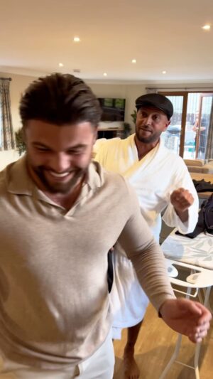 Hakan Hassan Instagram - “I was genuinely ironing to get ready and the boys say.. “film something quick 🤣 #nutters #jokes #friendsmessingaround #improv
