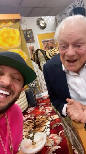 Hakan Hassan Instagram - One of the greatest moments in my life… sir David Jason AKA “Del boy” I manifested meeting him one day and it finally happened 🙌🏼🥹 
.
.
.
.
.
.
big up to my brother @petrolheadonism.club and the gang at @thesharnbrook & @onlyfoolssociety ♥️
