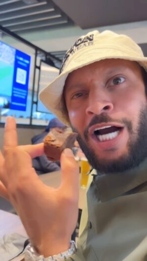 Hakan Hassan Instagram - “Cup of tea and a vegan brownie”