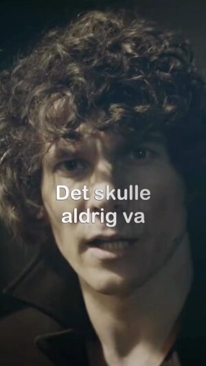 Håkan Hellström Instagram - Onsdagen den 13 mars 2013 premiärspelades låten ”Det kommer aldrig va över för mig” på Morgonpasset i P3. Samtidigt som denna nu klassiska musikvideo släpptes. En dryg månad senare, den 17 april, släpptes albumet med samma namn. Videon regisserades av Björn Fävremark och John Boisen, som även gjorde dokumentären ”2 steg från Håkan” 2011. Strax efter singelreleasen peakade låten på plats två på DigiListan, slagen av Robin Stjernbergs ”You” som bara dagar tidigare vunnit Melodifestivalen. Några veckor senare peakade singeln på plats två också på Singellistan, men nu slagen av Pinks ”Just Give Me A Reason”. Vad har ni för minnen till musikvideon?
/Tro & Tvivel
#detkommeraldrig #håkanhellström