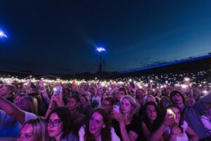 Håkan Hellström Instagram - Kära publik! Stockholm! Lasse Winnerbäck! Lucianoz! Sången, sommarnatten, värmen i stadionkitteln! Den ljuvliga, melankoliska, annalkande hösten, peace and love, pride and understanding! 
Inpräntat i hjärtat mitt så länge det slår!❤️🌈🔥
-Håkan

📸 Annika Berglund