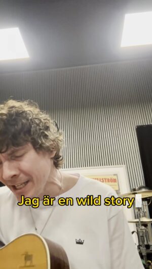 Håkan Hellström Instagram - Jag tänkte berätta lite om några låtar på skivan. Och försöka spela dom också. En låt varje vecka. Den här första låten heter ”Jag är en wild story” och den handlar om myror i brallan och Havet. 
#PoetiskaFörsök #OmLåten