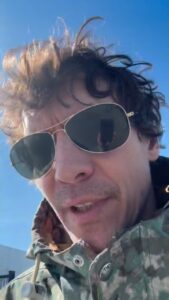 Håkan Hellström Instagram - Hej alla! Idag släpper jag min elfte skiva. För mig är det svåraste med att göra skivor att inte göra dom för långa. Ibland måste de bli längre, men just den här skivan skulle inte bli så. Utan något tätare. Hur låter det? Ni får lyssna helt enkelt. Hoppas som alltid att ni gillar det. Allt jag gör är för att ni ska lyssna på det. Allt för er. Allt. ❤️
Håkan Hellström