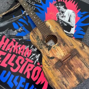 Håkan Hellström Instagram - Nu kan du buda hem Håkans scenkläder från sommarens rekordkonsert   en signerad gitarr som användes på Ullevi till förmån för Musikhjälpen via Tradera.com!

För en tryggare barndom på flykt från krig. Du kan även bidra genom att önska dina favoritlåtar.
/Team HH