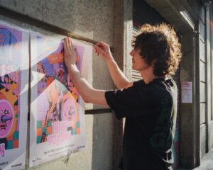Håkan Hellström Instagram - Exklusiv klubbspelning med Håkan i Barcelona!! ✨
Ordinarie biljettsläpp är på måndag 10.00. Men vill man försöka säkra biljetter innan det så går man med i nyhetsbrevet på hakanhellstrom.se. Då kan man köpa på pre-sale redan på söndag 10.00. Bra grej!

2016 gjorde Håkan två hyllade och redan nu legendariska spelningar på The Gramercy Theatre i New York. 2017 gjorde han en lika klassisk klubbspelning på Heimathafen i Berlin. 2023 är det alltså dags igen; den 31 maj intar Håkan scenen på det legendariska Razzmatazz. 

Håkan hälsar: 
”Vi fortsätter att ta vara på varje chans vi får att spela i våra favoritstäder. I Barcelona gjorde vi förresten videon till Ramlar. På gatorna runt Ramblas. Det känns väldigt fint att få komma tillbaka och spela där igen.”

/Tro & Tvivel