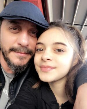 Hakan Karsak Instagram - Ömrüm ömrün
Nefesim nefesin
Canım canın
Öğretin öğretim
Bilgin bilgim
Keşfin keşfim olsun.
İyi ki kızım....iyi ki....🙏🙏🙏🌻🌻