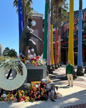 Hakeem Jeffries Instagram - Stopped by Oracle Park to Say Hey and pay my respects to the great Willie Mays ⚾️⚾️⚾️ 👑👑👑