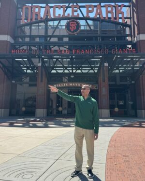 Hakeem Jeffries Instagram - Stopped by Oracle Park to Say Hey and pay my respects to the great Willie Mays ⚾️⚾️⚾️ 👑👑👑