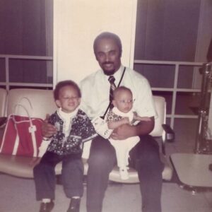 Hakeem Jeffries Instagram - Happy Father’s Day to every Dad holding down their family and our community 👑👑👑

Miss you Dad 💕💕💕 Thankful for all you did for us 🙏🏾🙏🏾🙏🏾 We stand on your broad shoulders always and forever 🙌🏾✊🏾🙌🏾