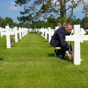 Hakeem Jeffries Instagram - D-Day Remembrance 🇺🇸🇺🇸🇺🇸🇫🇷🇫🇷🇫🇷

80 years ago today thousands of heroic Americans stormed the beaches and soared through the skies of Normandy to save the freedom and democracy throughout the world. 

We are eternally grateful for their courage and selfless sacrifice. 

And must resiliently carry on in their name during this moment of great peril.
