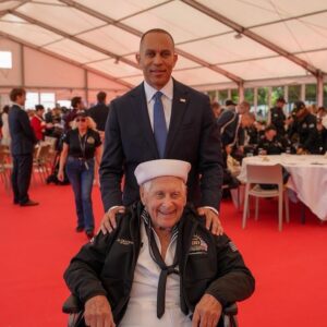 Hakeem Jeffries Instagram - D-Day Remembrance 🇺🇸🇺🇸🇺🇸🇫🇷🇫🇷🇫🇷

80 years ago today thousands of heroic Americans stormed the beaches and soared through the skies of Normandy to save the freedom and democracy throughout the world. 

We are eternally grateful for their courage and selfless sacrifice. 

And must resiliently carry on in their name during this moment of great peril.