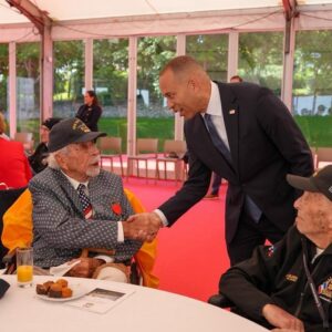 Hakeem Jeffries Instagram - D-Day Remembrance 🇺🇸🇺🇸🇺🇸🇫🇷🇫🇷🇫🇷

80 years ago today thousands of heroic Americans stormed the beaches and soared through the skies of Normandy to save the freedom and democracy throughout the world. 

We are eternally grateful for their courage and selfless sacrifice. 

And must resiliently carry on in their name during this moment of great peril.