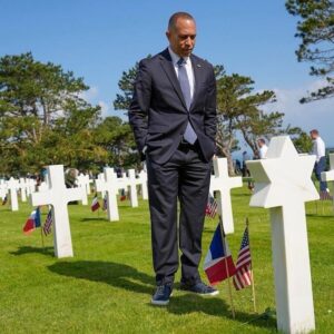 Hakeem Jeffries Instagram - D-Day Remembrance 🇺🇸🇺🇸🇺🇸🇫🇷🇫🇷🇫🇷

80 years ago today thousands of heroic Americans stormed the beaches and soared through the skies of Normandy to save the freedom and democracy throughout the world. 

We are eternally grateful for their courage and selfless sacrifice. 

And must resiliently carry on in their name during this moment of great peril.