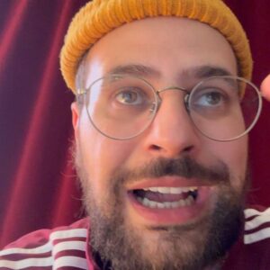 Hakim Jemili Instagram - Les freres , les sœurs y a 7 petites videos d’affilée ( c’est un mini podcast j’avoue sans trop de vannes en plus , pardonnez moi ! ) si je savais raper j’aurai sans doutes fait un album , mais en parlant simplement j’ai déjà du mal à articuler .. 

Je suis à Bordeaux il m’est arrivé une petite dinguerie et ça m’a mit la haine, ça m’a ravivé plein de souvenirs et autres et j’ai voulu en parler . Regardez quand vous aurez du temps 😂

Ps : vive Bordeaux et j’adore cette ville , les cons y en a évidemment partout !

Ps1: @abregefrere laisse moi tranquille stp 😂