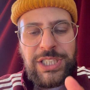 Hakim Jemili Instagram - Les freres , les sœurs y a 7 petites videos d’affilée ( c’est un mini podcast j’avoue sans trop de vannes en plus , pardonnez moi ! ) si je savais raper j’aurai sans doutes fait un album , mais en parlant simplement j’ai déjà du mal à articuler .. 

Je suis à Bordeaux il m’est arrivé une petite dinguerie et ça m’a mit la haine, ça m’a ravivé plein de souvenirs et autres et j’ai voulu en parler . Regardez quand vous aurez du temps 😂

Ps : vive Bordeaux et j’adore cette ville , les cons y en a évidemment partout !

Ps1: @abregefrere laisse moi tranquille stp 😂