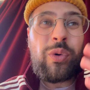Hakim Jemili Instagram - Les freres , les sœurs y a 7 petites videos d’affilée ( c’est un mini podcast j’avoue sans trop de vannes en plus , pardonnez moi ! ) si je savais raper j’aurai sans doutes fait un album , mais en parlant simplement j’ai déjà du mal à articuler .. 

Je suis à Bordeaux il m’est arrivé une petite dinguerie et ça m’a mit la haine, ça m’a ravivé plein de souvenirs et autres et j’ai voulu en parler . Regardez quand vous aurez du temps 😂

Ps : vive Bordeaux et j’adore cette ville , les cons y en a évidemment partout !

Ps1: @abregefrere laisse moi tranquille stp 😂