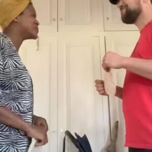 Hakim Jemili Instagram - On a voulu tester le tortilla challenge ! 
ATTENTION ⚠️ Si vous voulez faire ce challenge , parce que comme nous vous n’avez pas de vie ! Mangez les ensuite , sinon c’est du gaspillage ! ( avec des oignons , merguez sauce fromagère harissa c’est incroyable ) 

Ps : aucune tortilla sur ce tournage n’a été maltraitée !