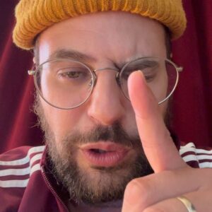 Hakim Jemili Instagram - Les freres , les sœurs y a 7 petites videos d’affilée ( c’est un mini podcast j’avoue sans trop de vannes en plus , pardonnez moi ! ) si je savais raper j’aurai sans doutes fait un album , mais en parlant simplement j’ai déjà du mal à articuler .. 

Je suis à Bordeaux il m’est arrivé une petite dinguerie et ça m’a mit la haine, ça m’a ravivé plein de souvenirs et autres et j’ai voulu en parler . Regardez quand vous aurez du temps 😂

Ps : vive Bordeaux et j’adore cette ville , les cons y en a évidemment partout !

Ps1: @abregefrere laisse moi tranquille stp 😂