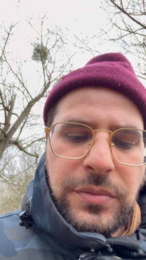 Hakim Jemili Instagram - Arrêtez avec vos longs messages vocaux ! 

Ps : me dites pas « mets fois 2 » avec vos articulations hasardeuse

Ps1 : j’ai un nouveau téléphone dites MashAllah et kiffez