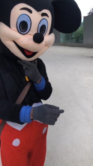 Hakim Jemili Instagram - Mickey même toi tu souffres ?? 🤣🤣