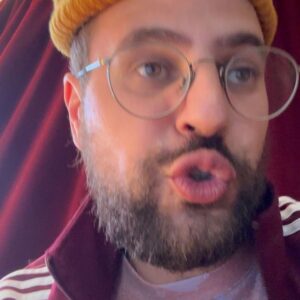 Hakim Jemili Instagram - Les freres , les sœurs y a 7 petites videos d’affilée ( c’est un mini podcast j’avoue sans trop de vannes en plus , pardonnez moi ! ) si je savais raper j’aurai sans doutes fait un album , mais en parlant simplement j’ai déjà du mal à articuler .. 

Je suis à Bordeaux il m’est arrivé une petite dinguerie et ça m’a mit la haine, ça m’a ravivé plein de souvenirs et autres et j’ai voulu en parler . Regardez quand vous aurez du temps 😂

Ps : vive Bordeaux et j’adore cette ville , les cons y en a évidemment partout !

Ps1: @abregefrere laisse moi tranquille stp 😂