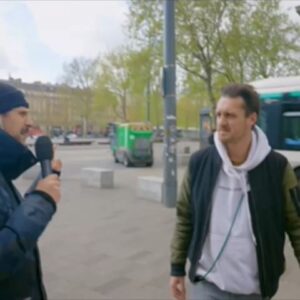 Hakim Jemili Instagram - J’suis allé faire un tour dans la rue exceptionnellement pour la #presidentielle2022 #EnTT qui est d’accord avec lui ? 🤣

Ps : cest pas une vidéo YouTube , je vais diffuser d’autres vidéos tout au long de la soirée sur Insta , et Facebook !