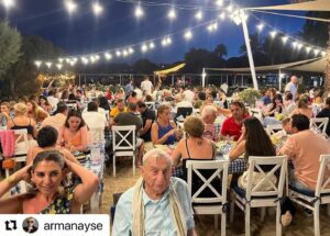 Haldun Dormen Instagram - #Repost @armanayse with @use.repost
・・・
Yarın büyük gün🔥
Ailemizin yaşça en büyüğü, ruhen en genci 4 kişilik ekibiyle geliyoooo💕💕💕 @haldundormen

İki haftaya yakın misafirimiz olacaklar. Ev temizlendi, alışverişler yapıldı, sevdikleri şeyler alındı🌺

Günlük rutin şöyle:
09:30 Kahvaltı (Maile sofraya oturulur)
Rahmaninov çalar fonda, Spotify’dan seçtik sevdiği eserleri
Posta-Sözcü ‘nün çengel bulmacası çözülür (Gençler dahil olacak, bilmedikleri kelimeleri öğrenecekler)
Yemek öncesi, soğuk bira (Kahve diye sorunca, acıyarak bakıyor:))) ‘Kahve değil bira alim’ diyor, buzz gibi olacak ama)
13:15 öğle yemeği (Sevdiği yemekler listelendi)
Öğle yemeği sonrası biraz dinlenmece. Biraz ama. Dinlenmeyi pek sevmiyor duracel’imiz :)) Bir plaj/ beach ister. Gölgede bi şeyler okur. Öyle boş yerleri de sevmez. İlle de insan olacak. Coşku olacak, hareket olacak. O, inceleyecek gözlemleyecek. Gözü, gönlü açılacak.
Sonra ev/ duş.
20:30 akşam yemeği (Tercihen dışarıda. Yine, ille de insan olacak. Yeni yerler görecek. Sosyalleşecek. Şarap ya rakı içecek. Bol sohbet. )
Evde sohbete devam. Sessiz film oynamayı sever. En iyi o oynar. Haliyle. Bazen netflix. 
24:00 öncesi ‘kum saati’ adını verdiği son sigara. Zaten çok içmiyor, iki üç tane, sonra uykuuu.

Rutinlerin bozulmasını sevmez! Biz de zaten her yaz, gelişini 4 gözle bekliyoruz, rutinlerine sadığızzz.

Sadece her akşam çıkmak benim zavallı bünyemi biraz zorluyor🙈Ona adapte olacağım derken, dilim dışarda kalıyor, hızına, enerjisine, coşkusuna yetişemiyorum😂

Ben saf saf, ‘Bu yaz da, günde 2 kere mi dışarı çıkmaca?’ diye sorma gafletinde bulundum asistanı sevgili Osman’a🙈’Çok enerjik geliyor. Muhtemelen ister!’ dedi. ‘Peki bi gün dışarı çıkıp, bi gün çıkmasak? Hava da çok sıcak’ diyecek oldum. ‘Sanmıyorum tercih edeceğini. Yorulmuyor. Sıcak da onu rahatsız etmiyor’ dedi😂😂😂🧿🙏

Biz şimdiden güçlü olalım diye, Burunomla C vitaminlerini içmeye başladık bile!!!! Mami, ‘Bana da verin’ dedi :)) 97 yaşındaki en gecimize, tabii ki uyum sağlayacağızzz!!! ❤️
(Fotoğraflar geçen yazdan. Bu sene de çekeceğiz tabii💕)