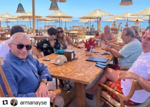 Haldun Dormen Instagram - #Repost @armanayse with @use.repost
・・・
Yarın büyük gün🔥
Ailemizin yaşça en büyüğü, ruhen en genci 4 kişilik ekibiyle geliyoooo💕💕💕 @haldundormen

İki haftaya yakın misafirimiz olacaklar. Ev temizlendi, alışverişler yapıldı, sevdikleri şeyler alındı🌺

Günlük rutin şöyle:
09:30 Kahvaltı (Maile sofraya oturulur)
Rahmaninov çalar fonda, Spotify’dan seçtik sevdiği eserleri
Posta-Sözcü ‘nün çengel bulmacası çözülür (Gençler dahil olacak, bilmedikleri kelimeleri öğrenecekler)
Yemek öncesi, soğuk bira (Kahve diye sorunca, acıyarak bakıyor:))) ‘Kahve değil bira alim’ diyor, buzz gibi olacak ama)
13:15 öğle yemeği (Sevdiği yemekler listelendi)
Öğle yemeği sonrası biraz dinlenmece. Biraz ama. Dinlenmeyi pek sevmiyor duracel’imiz :)) Bir plaj/ beach ister. Gölgede bi şeyler okur. Öyle boş yerleri de sevmez. İlle de insan olacak. Coşku olacak, hareket olacak. O, inceleyecek gözlemleyecek. Gözü, gönlü açılacak.
Sonra ev/ duş.
20:30 akşam yemeği (Tercihen dışarıda. Yine, ille de insan olacak. Yeni yerler görecek. Sosyalleşecek. Şarap ya rakı içecek. Bol sohbet. )
Evde sohbete devam. Sessiz film oynamayı sever. En iyi o oynar. Haliyle. Bazen netflix. 
24:00 öncesi ‘kum saati’ adını verdiği son sigara. Zaten çok içmiyor, iki üç tane, sonra uykuuu.

Rutinlerin bozulmasını sevmez! Biz de zaten her yaz, gelişini 4 gözle bekliyoruz, rutinlerine sadığızzz.

Sadece her akşam çıkmak benim zavallı bünyemi biraz zorluyor🙈Ona adapte olacağım derken, dilim dışarda kalıyor, hızına, enerjisine, coşkusuna yetişemiyorum😂

Ben saf saf, ‘Bu yaz da, günde 2 kere mi dışarı çıkmaca?’ diye sorma gafletinde bulundum asistanı sevgili Osman’a🙈’Çok enerjik geliyor. Muhtemelen ister!’ dedi. ‘Peki bi gün dışarı çıkıp, bi gün çıkmasak? Hava da çok sıcak’ diyecek oldum. ‘Sanmıyorum tercih edeceğini. Yorulmuyor. Sıcak da onu rahatsız etmiyor’ dedi😂😂😂🧿🙏

Biz şimdiden güçlü olalım diye, Burunomla C vitaminlerini içmeye başladık bile!!!! Mami, ‘Bana da verin’ dedi :)) 97 yaşındaki en gecimize, tabii ki uyum sağlayacağızzz!!! ❤️
(Fotoğraflar geçen yazdan. Bu sene de çekeceğiz tabii💕)