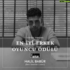 Halil Babür Instagram - Bazen böyle şeyler oluyor ve iyileşiyo sanıyosun.

Ne çok kişiyle bağ kurmuşum, kurmuşuz haberim oldu tekrar.

Çok teşekkür ederim, dönüş yapamadıklarıma, filmde ufacık katkısı olana ve sevmenin sevilmekten daha güçlü olduğunu bana yavaş yavaş öğreten bu filme, arkadaşlara ve pantelismandeli miydi neydi, ona. 

Bazen böyle şeyler oluyo, yoo iyileşiyosun da. 🥃 

@istanbulfilmfestivali_