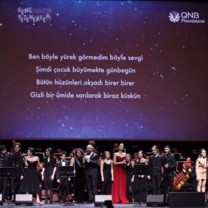 Halit Ergenç Instagram - Yetenek ender bulunur bir şey olmasının yanında keşfedildiğinde sadece işin başlangıç noktasını oluşturur. Hayatlarının tamamını enstrümanlarında eşsiz olabilmek için çalışarak geçiren üstün yetenekli gençler, muhteşem performanslarıyla dün akşam yine sahnedelerdi.

@Cevsanat‘ın genç yetenekleri şimdiye kadar uluslararası başarılara, müthiş konserlere ve kayıtlara imza attılar ve atmaya da devam ediyorlar. Bizim için gurur kaynağı olan bu yolculuklarına tanıklık etmekten ve aynı sahneyi paylaşmaktan büyük mutluluk duyuyorum.

Yolunuz açık olsun #gençyetenekler