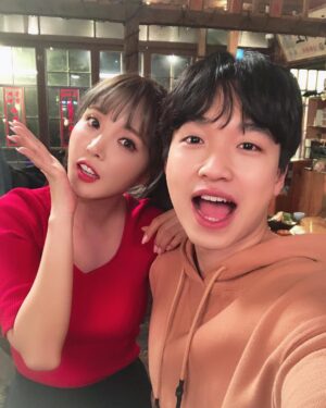 Ham Seong-min Instagram - 헛개차 광고 찍을 때 ㅎㅎㅎㅎ 
마음이 너무 고우시고... 아리따우셨다...
#헛개차 #cf #홍진영 #누나
