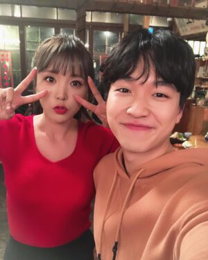 Ham Seong-min Instagram - 헛개차 광고 찍을 때 ㅎㅎㅎㅎ 
마음이 너무 고우시고... 아리따우셨다...
#헛개차 #cf #홍진영 #누나