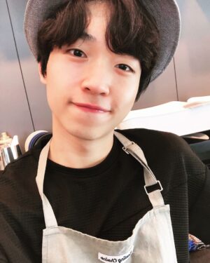 Ham Seong-min Instagram - 저희 누나가 카페를 오픈해서 도와주고있어요!! 촬영 없는 날마다 와서 도와주는데 맨날없네여 ㅎ 8월 중순에나 들어가니... 그때까지 노가다... 부천 뉴코아 4층 힐링초이스에용 놀라오세요들 ㅎㅎㅎㅎ 진짜 맛있어여ㅎㅎㅎ글구 오시면 크로와상(직접구어여...) 서비스 드려용ㅎㅎㅎ 주말은 넘나 바쁘니 평일에 오시면 널널한데 주말은 정신없이 날아댕겨요!! 누나가 음료를 엄청 잘만드니 꼭 먹으러와보셔용 하루도 안쉬고 해보니 참 어렵단걸 느낍니다.....
#힐링초이스 #healingchoice #부천 #상동 #소풍 #뉴코아 #4층 #카페 #부천힐링카페 #힐링카페 #노가다즁