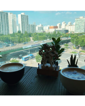 Ham Seong-min Instagram - 저희 누나가 카페를 오픈해서 도와주고있어요!! 촬영 없는 날마다 와서 도와주는데 맨날없네여 ㅎ 8월 중순에나 들어가니... 그때까지 노가다... 부천 뉴코아 4층 힐링초이스에용 놀라오세요들 ㅎㅎㅎㅎ 진짜 맛있어여ㅎㅎㅎ글구 오시면 크로와상(직접구어여...) 서비스 드려용ㅎㅎㅎ 주말은 넘나 바쁘니 평일에 오시면 널널한데 주말은 정신없이 날아댕겨요!! 누나가 음료를 엄청 잘만드니 꼭 먹으러와보셔용 하루도 안쉬고 해보니 참 어렵단걸 느낍니다.....
#힐링초이스 #healingchoice #부천 #상동 #소풍 #뉴코아 #4층 #카페 #부천힐링카페 #힐링카페 #노가다즁