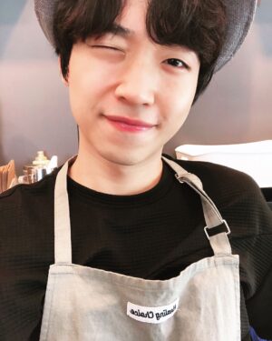 Ham Seong-min Instagram - 저희 누나가 카페를 오픈해서 도와주고있어요!! 촬영 없는 날마다 와서 도와주는데 맨날없네여 ㅎ 8월 중순에나 들어가니... 그때까지 노가다... 부천 뉴코아 4층 힐링초이스에용 놀라오세요들 ㅎㅎㅎㅎ 진짜 맛있어여ㅎㅎㅎ글구 오시면 크로와상(직접구어여...) 서비스 드려용ㅎㅎㅎ 주말은 넘나 바쁘니 평일에 오시면 널널한데 주말은 정신없이 날아댕겨요!! 누나가 음료를 엄청 잘만드니 꼭 먹으러와보셔용 하루도 안쉬고 해보니 참 어렵단걸 느낍니다.....
#힐링초이스 #healingchoice #부천 #상동 #소풍 #뉴코아 #4층 #카페 #부천힐링카페 #힐링카페 #노가다즁
