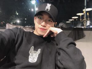 Ham Seong-min Instagram - 인생 생존신고 ㅎ❤️ 요즘 너무 바빠요 ㅠㅠㅠㅠㅠㅠㅠㅠ
요즘 밀고나가는 멍뭉이 옷ㅎㅎㅎㅎ
안경잘어울리나여!
#카페 #안경 #셀카 #일상 #ㅎㅎ #❤️