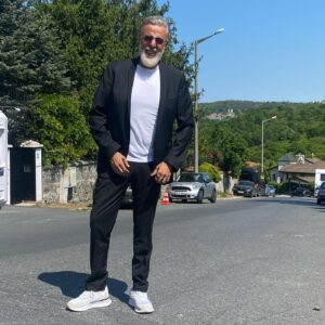 Hamdi Alkan Instagram - Çekim hazırlığı. Umarım kayıt başlıyana kadar beyazları lekelemem.🙃