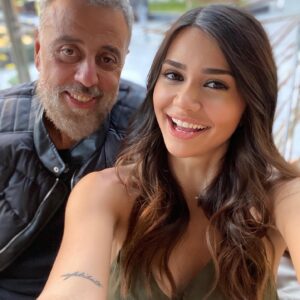 Hamdi Alkan Instagram - #dünyakızçocuklarıgünü bütün evlatlarımıza sağlıklı bir ömür dilerim.. @zeynepalkanz @aysealkans @ilknazlauren