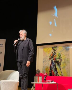 Hamdi Alkan Instagram - #10kasım da @tedizmirkoleji  yönetmenliğini yaptığım “Dersimiz Atatürk” filmini öğrencileri ile paylaştı.Sonrasında öğrencilerimizle sohbetimizi gerçekleştirdik.. #10kasımetkinlikleri #tedizmirkoleji