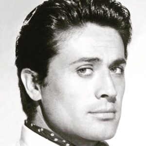 Hamdi Alkan Instagram - Sen benim kahramanımdın..Hep öyle kalacaksın.Filmlerinde zor durumda kalanları kurtarmaya geldiğin an, sinema salonunda coşkun bir alkış kopardı.Seni  çıktığın sonsuz yolculuğuna uğurlarken,  bitmeyen çocuksu heyecanım,saygım ve sonsuz sevgilerimle alkışlıyorum  @cuneytarkin1 .. Huzur içinde uyu. #cüneytarkın
