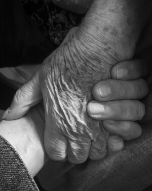 Hamdi Alkan Instagram - Bu el emeğin, sabrın,neşenin,savaşın, barışın canlı tanığı,bana hayatımı veren,bu dünyadaki hikayemin gerçek sahibinin eli.Başta annelerimiz olmak üzere bütün kadınlarımızın #8martdünyaemekçikadınlargünü kutlu olsun.