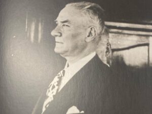 Hamdi Alkan Instagram - 1 Haziran 1938 ..M.Kemal Atatürk’ün son fotoğraflarlarından bir tanesi.Savarona yatında.Bu yatta 56 gün kalıcak,daha sonra Dolmabahçe Sarayına geçecek.. M.Kemal Atatürk #10kasım  1938 de aramızdan ayrıldı ama yüreklerimize,ruhumuza ,kanımıza sonsuzluk ile işlendi. #10kasım193oo