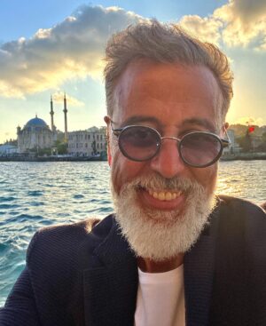 Hamdi Alkan Instagram - Ortaköy Cami’nin çok ayrı bir yeri vardır hayatımda..Caminin hemen önündeki meydanda kitap satıyordum. Üniversitede okurken harçlığımı çıkardığım mekandı Ortaköy.