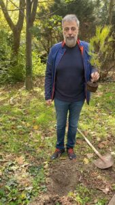 Hamdi Alkan Instagram - Daha yeşil bir Türkiye,daha yeşil bir dünya için başlattığı #ThreeforTree challenge ‘i kabul ediyor ve @zeynepalkanz a teşekkür ediyorum.Çorak bir dünyaya meydan okumaları adına bu challlenge’a @sahangokbakar @aslihanguner ve @belcimbilgincom birer ağaç ile katkıda bulunmaları için çağrı yapıyorum. #threeforthree #threeplatingchallenge #actnow #acttogether #zeyplant #ClimateAction #climatechange